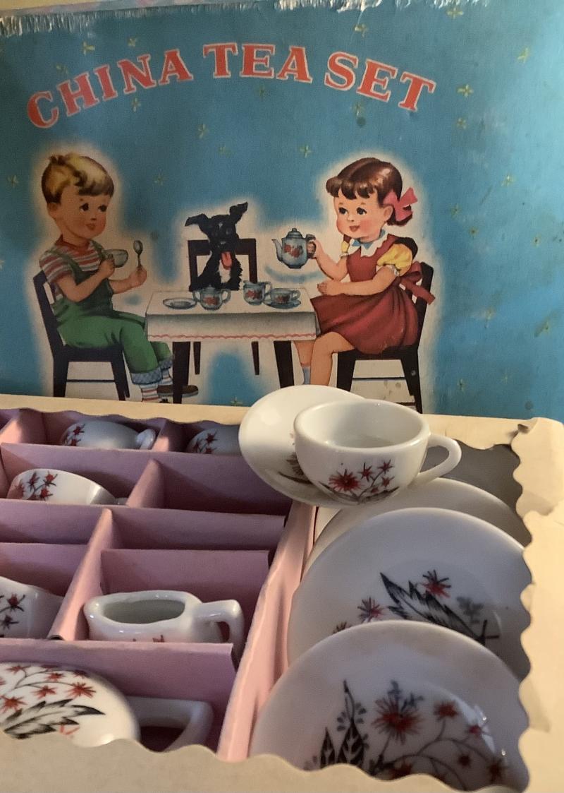 WWII VINTAGE CHILDS TEASET
